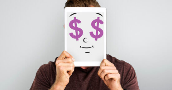 homem cobrindo o rosto com uma folha de papel ilustrando um sorriso com cifras no lugar dos olhos