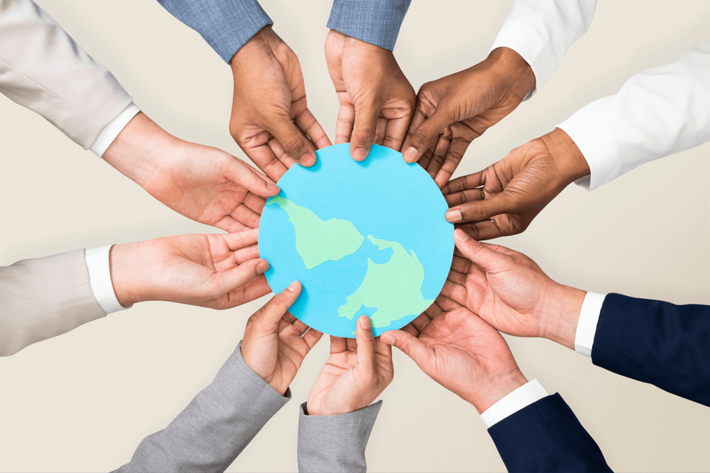 Tecnologia e diversidade à serviço da evolução das empresas 1 hands holding earth csr business campaign